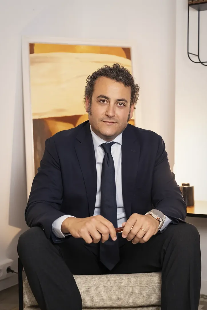 Antonio Lozano Sedeño, abogado penalista urgente en Madrid, retrato en el despacho