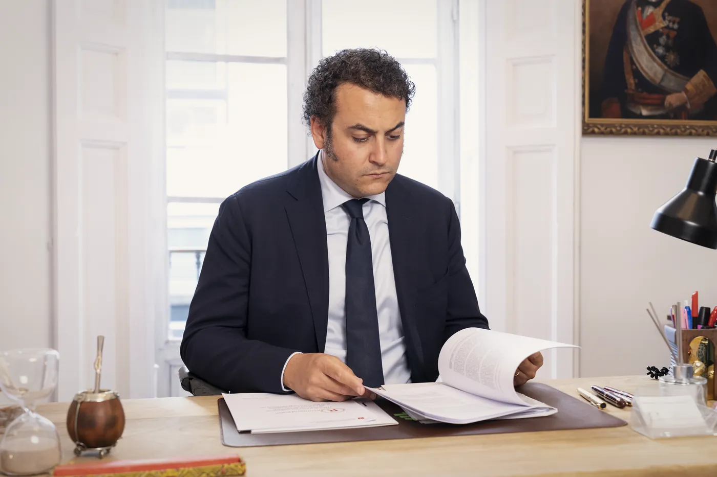 Antonio Lozano Sedeño estudiando un expediente penal en el despacho de Madrid